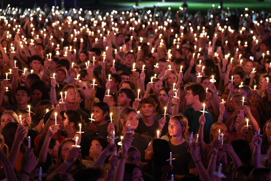 Baylor students fill Fountain Mall for the annual candlelight service