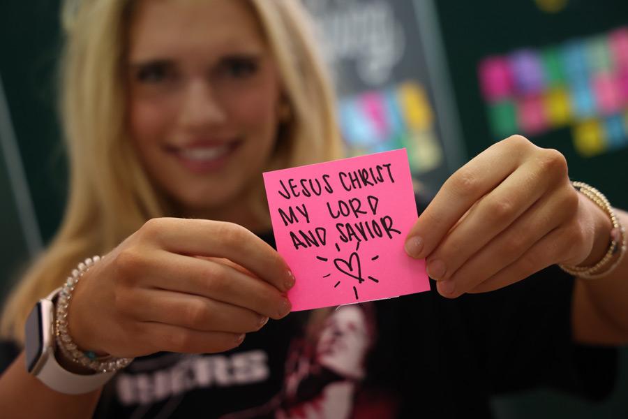 Baylor student holds sticky note giving thanks for Jesus Christ